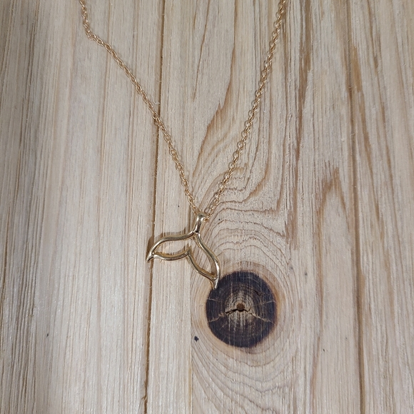 🐬🐬NEW🐬🐬VERY PRETTY!! Dolphin Tail Necklace in GOLD Plating 🐬🐬 - Picture 10 of 14